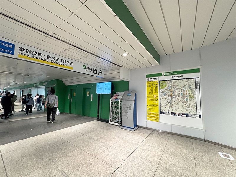JR新宿駅案内看板
